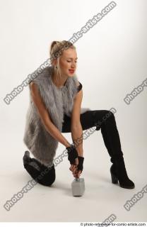 04 2018 01 NIKOL  KNEELING POSE WITH HAMMER